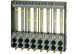 Zubehr Durchflussmengenregler mit Schauglsern aus Kunststoff.<br />Durchflussanzeige durch Schwebekugeln (0 bis 30 L/min).<br />Mit analoger Temperaturanzeige je Regelkreis.